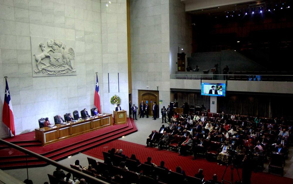 Damian Clarke, investigador del Instituto Milenio MIPP, presentó los resultados que vinculan cuotas de género en parlamentos con una reducción significativa en la mortalidad materna.